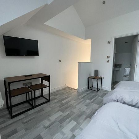 10Min To City - Free Parking - Private Studio - Contractor Friendly Manchester Eksteriør billede