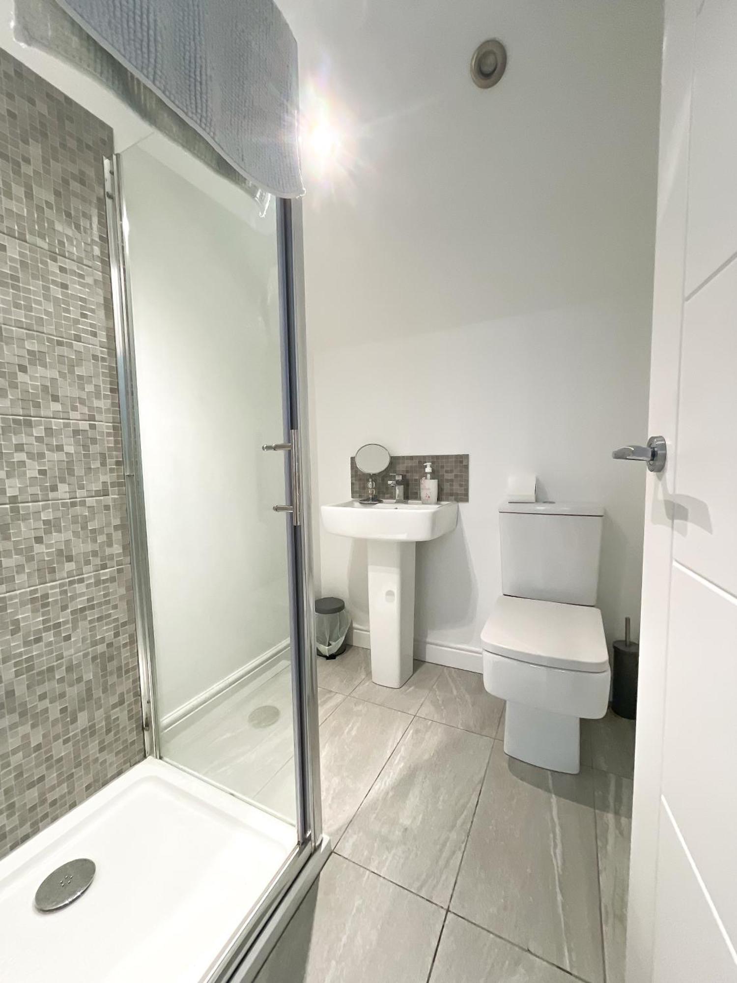 10Min To City - Free Parking - Private Studio - Contractor Friendly Manchester Eksteriør billede